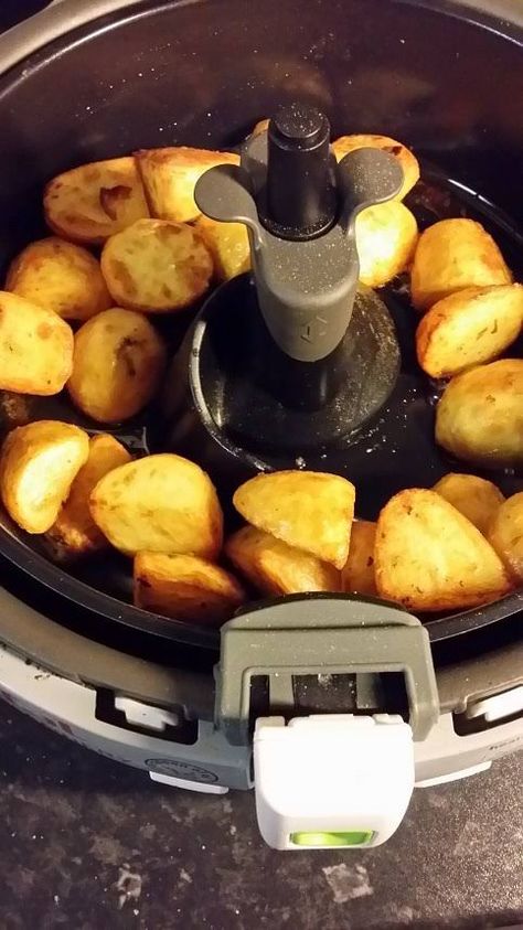 roast potatoes in tefal actifry Power Air Fryer Recipes, Making Roast Potatoes, Recipe For Roast, Tefal Actifry, Actifry Recipes, Bacon On The Grill, Airfryer Recipes, Air Fry Recipes, Fry Recipes