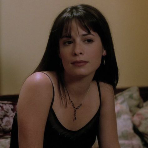 Piper Charmed Outfit, Piper Charmed, Phoebe Charmed, Piper Halliwell, Witchy Outfits, Charmed Tv Show, Holly Marie Combs, Charmed Tv, Charmed Sisters