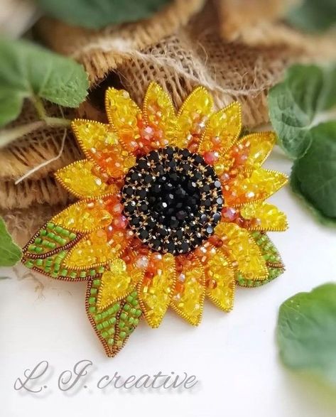 Brooch Ideas, Beaded Flowers Patterns, Textile Art Embroidery, Felt Beads, Bead Embroidery Tutorial, Brooch Diy, Handmade Embroidery Designs, Embroidery Tutorial, Bead Embroidery Jewelry