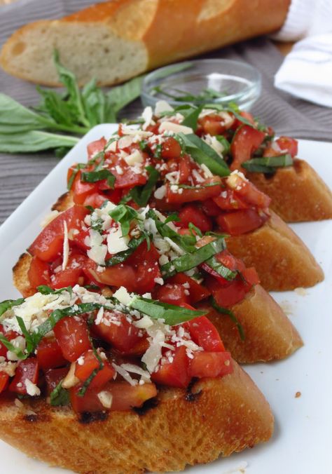 with Tomatoes, Basil and Balsamic Vinegar Joyous Apron, Shallots Recipe, Bruschetta Recipe, Italian Appetizers, Snacks Für Party, Easy Appetizer Recipes, Tomato Basil, Perfect Appetizers, Shallots