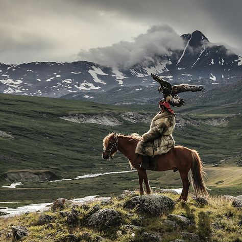 “The Art of Eagle-Hunting” by Lisa Vaz, Portugal | 19 Glorious Photos From Entrants To This Year's Sony World Photography Awards Eagle Hunter, Eagle Hunting, Mounted Archery, Altai Mountains, An Eagle, World Photography, Equine Photography, Photography Awards, People Of The World