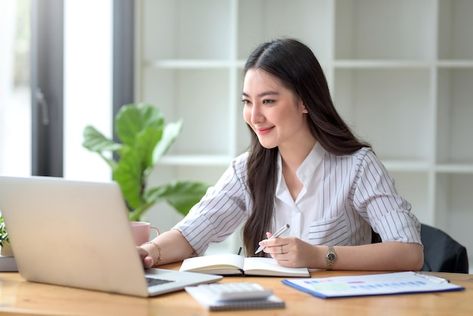 Pretty young asian businesswoman working... | Premium Photo #Freepik #photo #asian-laptop #business-student #asian-professional #office-woman Table In Garden, Laptop On Table, Working On Laptop, Course Design, Taking Notes, Young Professional, E Learning, Online Course, Student Learning