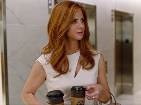 Donna Suits Hair, Donna Paulsen Outfits, Donna Suits, Suits Tv Series, Donna Paulsen, Sarah Rafferty, Suits Outfits, Suits Tv, Suits Series