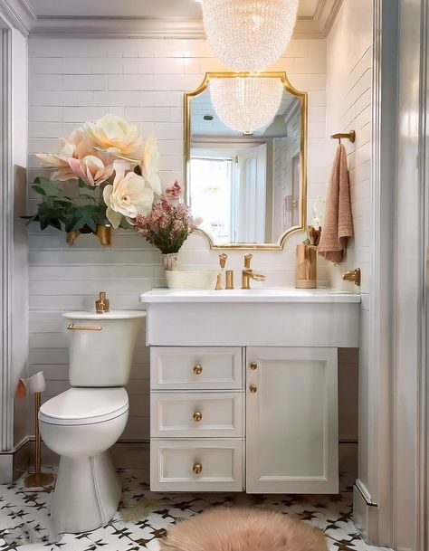 15 White Bathrooms With Gold Fixtures Ideas & Designs - Yours Crafts White Vanities With Gold Hardware, Bathroom Tile With White Vanity, Bathrooms With Gold Fixtures, Gold And White Bathroom, Gold Bathroom Ideas, White And Gold Bathroom, White Bathrooms, Pink Bathroom Decor, Gold Fixtures