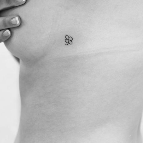 Irish Clover Tattoo, Ireland Tattoo Ideas, Ireland Tattoo, Small Star Tattoos, Small Back Tattoos, Shamrock Tattoos, Irish Tattoos, Clover Tattoos, Bff Tattoos