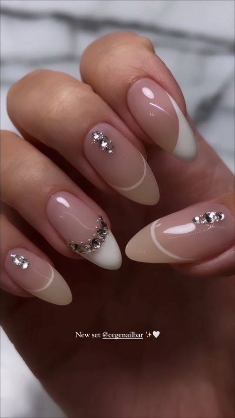 Unique Bridal Nails, Nails With Gemstones, Stones Nail Art, Stone Nail Art, Art Deco Nails, Elegant Nail Designs, Trendy Nail Art Designs, Almond Acrylic Nails, Soft Nails