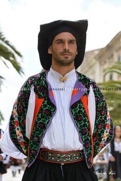 Sardinian man Traditional Italian Clothing, Mediterranean People, European Costumes, Costumes Around The World, Italian Dress, Italian Culture, Italian Men, Folk Dresses, Italian Outfits