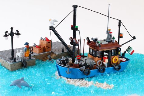 Lego Boat Ideas, Lego Fish Instructions, Fish Tank Lego Set, Lego Fishing Boat, Lego Shipwreck, Lego Pirate Ship Moc, Lego Boat, Easy Lego Creations, Lego Organization