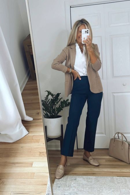 Green Pants Professional Outfit, Blazer Outfits Professional, Principal Outfits Women, Work Conference Outfits Women, Conference Outfit, Work Attire Women, Casual Work Attire, Blazer Outfits For Women, Wardrobe Refresh