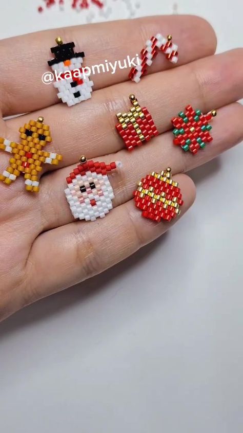 Christmas Bead Patterns, Diy Seed Bead Jewelry Tutorials, Beaded Patterns Free, Seed Beads Patterns, Seed Bead Ornaments, Brick Stitch Christmas, Christmas Beads Craft, Xmas Beads, Beaded Ornaments Diy