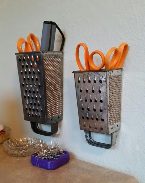 Repurposed Meat Grinder, Old Strainer Decor, Old Grater Ideas, Repurpose Old Tools, Repurpose Vintage Items, Repurposed Items Diy Home Decor, Rustic Craft Room, Cheese Grater Crafts, Diy Repurposed Items