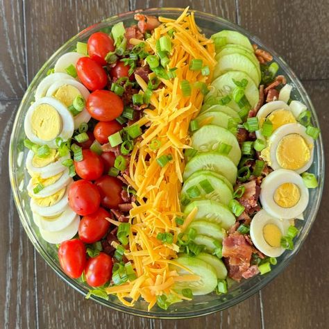 Cobb Salad Recipe - Mom Always Finds Out Cob Salad Recipe, Easy Cobb Salad, Chopped Cobb Salad, Cob Salad, Cobb Salad Ingredients, Prepping Ideas, Cobb Salad Recipe, Creamy Ranch Dressing, Bacon Avocado