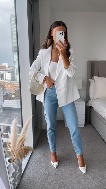 White Outfit Casual Classy, Nice Formal Outfits, Business Casual Outfits White Jeans, White Blazer Jeans Outfit Women, Classy White Jeans Outfit, White Jeans Outfit Work Classy, White Work Outfits Women, Nice Spring Outfits, Nice Jeans Outfit For Work