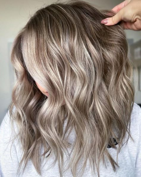 Ash Blonde Hair Ideas, Trendy Brown Hair, Blond Ash, Dark Ash Blonde Hair, Brassy Blonde Hair, Ash Blonde Hair Dye, Light Ash Blonde Hair, Cool Ash Blonde, Ashy Hair