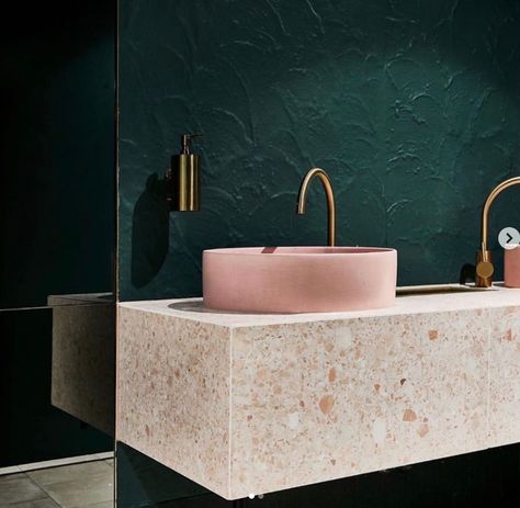 Green Terrazzo Bathroom, Forest Green Bathroom, Green And Pink Bathroom, Terrazzo Interior, Terrazzo Pink, Flamingo Bathroom, Modern Vintage Bathroom, Terrazzo Bathroom, Kid Bathroom