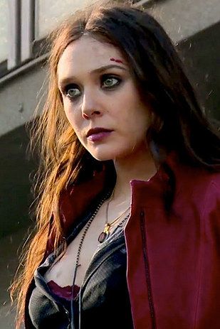 Scarlet Witch / Wanda Maximoff (Elizabeth Olsen) | This Is How Different The "Avengers" Cast Looks Out Of Character Emo Wanda, Scarlet Witch Cosplay, Maximoff Twins, Mommy Wanda, Wanda Scarlet Witch, Witch Cosplay, Olsen Scarlet Witch, Avengers Cast, Elizabeth Olsen Scarlet Witch