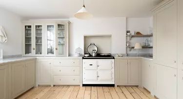 European Farmhouse Kitchen, Beige Kitchen Cabinets, Shaker Style Kitchen Cabinets, Modern Traditional Style, Farmhouse Kitchen Inspiration, Kitchen Cost, Devol Kitchens, Beige Kitchen, Shaker Style Kitchens