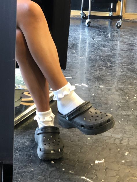 Crocs Classic Platform Outfit, Outfits With Platform Crocs, Croc Clogs Outfits, Crocs Black Outfit, Black Crocs Aesthetic, Crocs Platforms Outfit, Crocs Outfit Aesthetic, Platform Crocs Outfits, Croc Aesthetic