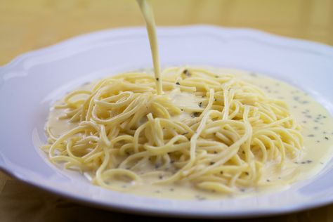 How to Make White Italian Spaghetti Sauce | Livestrong.com White Sauce For Pasta, Italian Spaghetti Sauce, Homemade White Sauce, Easy White Sauce, White Pasta Sauce Recipe, Making White Sauce, Braised Chicken Breast, Sauce For Pasta, Italian Pasta Sauce