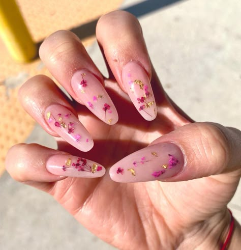 Milk Bath Almond Nails, Nails Dry Flower, Dried Flower Gel Nails, Encapsulated Flower Nails Acrylics, Pressed Flower Nail Art, Floral Encapsulated Nails, Dried Flowers Nails, Dried Flower Nail Art, Pressed Flower Nails