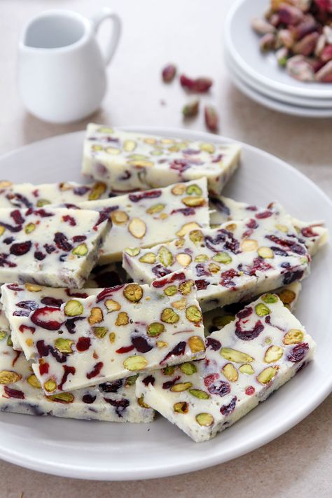 White Chocolate Fudge with Pistachio and Cranberry Pistachio Christmas, Quick Christmas Dessert, Chocolate Bark Christmas, Chocolate Pistachio, White Chocolate Recipes, White Chocolate Fudge, Christmas Easy, Easy Christmas Treats, Christmas Desserts Easy