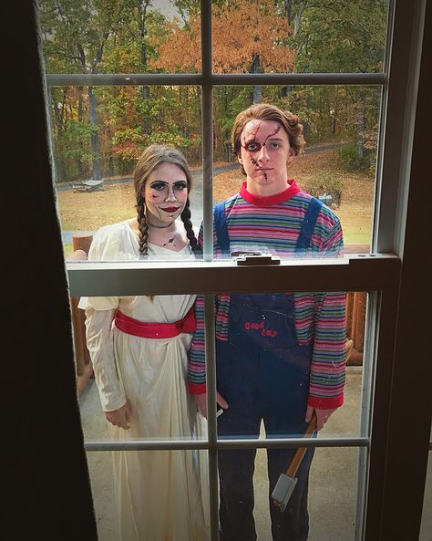 Chucky And Annabelle Costume, Halloween Costumes Annabelle, Annabelle Makeup Halloween, Annabelle Halloween Costume, Annabelle Cosplay, Annabelle Costume, Annabelle Halloween, Chucky Halloween Costume, Halloween Duo