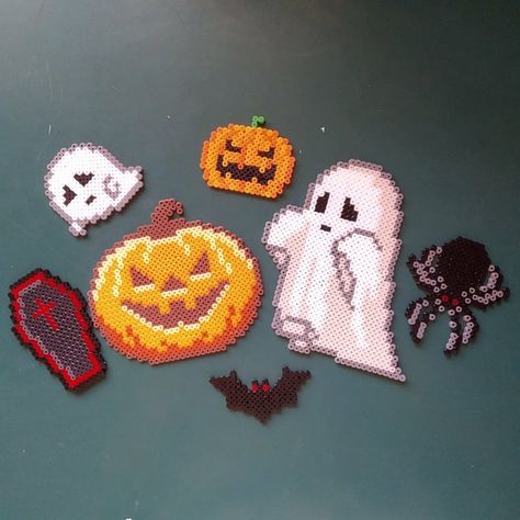 Disney Halloween Perler Beads, Fall Melty Beads, Iron Beads Halloween, Pearler Bead Patterns Halloween, Peeler Bead Ideas Halloween, Peeler Beads Halloween, Perler Bead Inspiration, Halloween Hamma Beads Ideas, Small Halloween Perler Bead Patterns