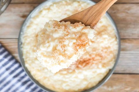 Instant pot rice pudding is a creamy and delicious sweet rice dessert that is so incredibly simple to make! Low Carb Soft Foods, Rice Pudding Pressure Cooker, Sweet Rice Dessert, Instant Pot Rice Pudding, Crockpot Rice Recipes, Tasty Rice Recipes, Rice Puddings, Instant Pot Rice, Creamed Rice