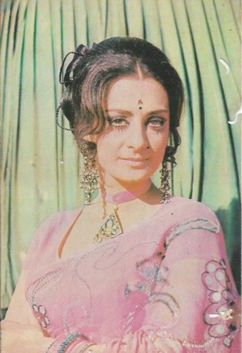 Saira Bano, Saira Banu, 60s Glam, Bollywood Women, Zeenat Aman, Old Movie Poster, Charmy Kaur, 90s Bollywood Aesthetic, Indian Art Gallery