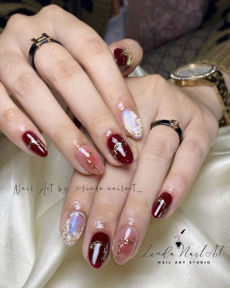 Nail Inspo Maroon, Nailart Merah Maroon, Nailart Simple Elegant, Nailart Maroon, Nail Maroon, Nail Art Maroon, Red And Gold Nail Designs, Nails Maroon, Maroon Nail Art