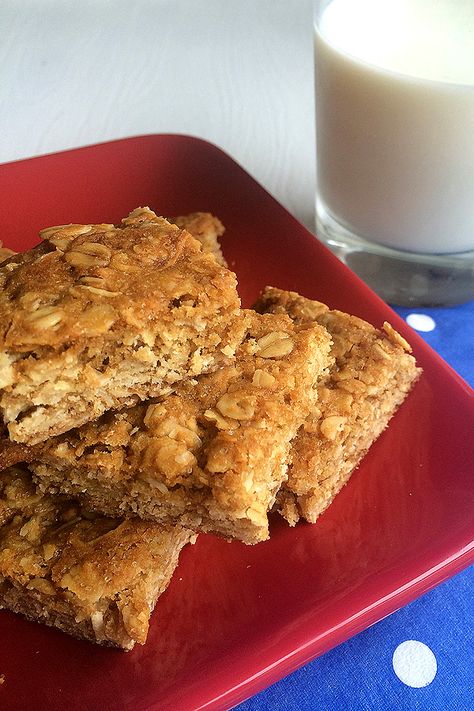 Snacks Lunch Boxes, Anzac Slice, Fruit Bars Recipe, Slow Cooker Cake, Lunch Box Recipe, Fruit Bars, Slice Recipe, Anzac Biscuits, Lunchbox Treats