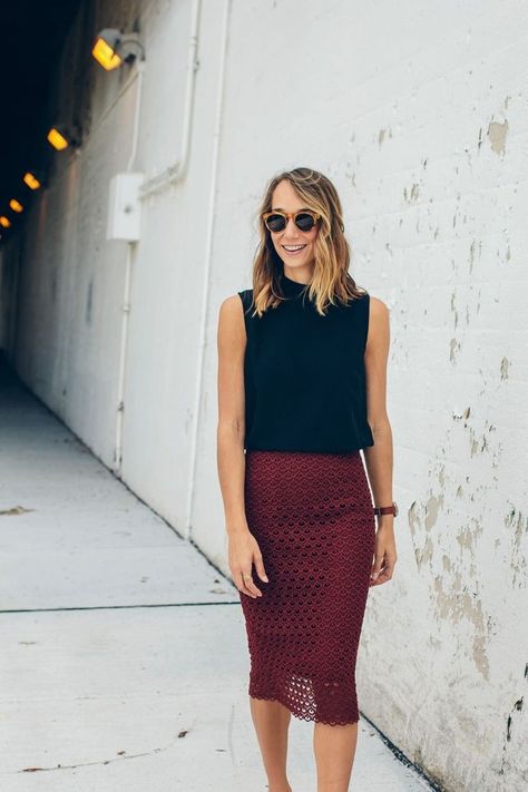 Maroon Skirt Outfit, Work Wear Summer, Outfits Jean, Summer Business Casual, Maroon Skirt, Casual Outfits For Women, Classy Skirts, Casual Attire For Women, Burgundy Skirt