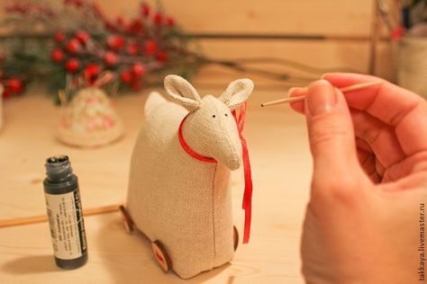 в Reindeer Diy, Christmas Sewing, Xmas Crafts, Rustic Christmas, Stuffed Toys Patterns, Crafts To Sell, Fabric Decor, Handmade Christmas, Fabric Crafts