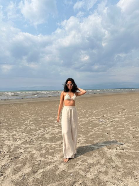 Cute white bikini top + linen pants perfect for the beach White Linen Pants Outfit Summer, Linen Pants Outfit Summer, White Linen Pants Outfit, White Beach Pants, Summer Beach Outfits, Linen Beach Pants, Linen Pants Outfit, White Pants Outfit, Summer Pants Outfits