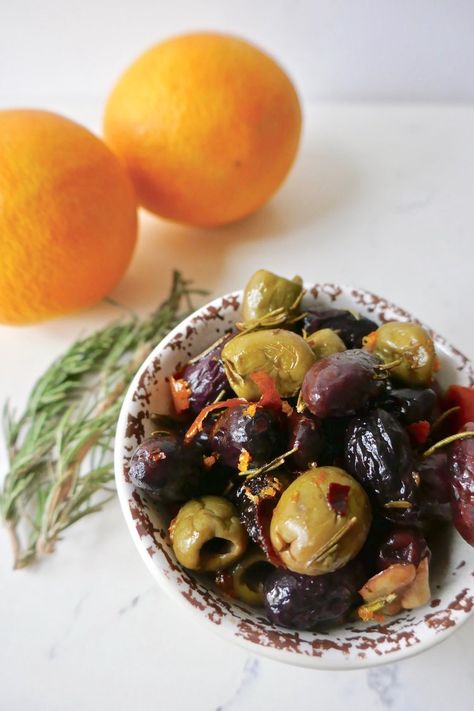 Olives Appetizer, Fancy Appetizer Recipes, Baked Olives, Olive Appetizer, Roasted Olives, Fancy Appetizers, Marinated Olives, Olive Recipes, Vegetarian Snacks Recipes