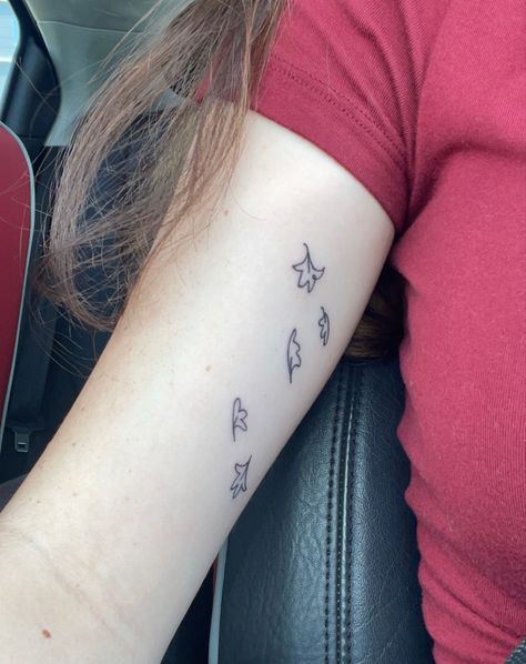 heartstopper leaves Tattoo Ideas Heartstopper, Small Tattoos Alt, Heartstopper Leaves Tattoo, Heart Stopper Tattoo, Teen Tattoo Ideas, Heartstopper Tattoo Ideas, Lizzy Core, Hs Tattoo, Heartstopper Tattoo