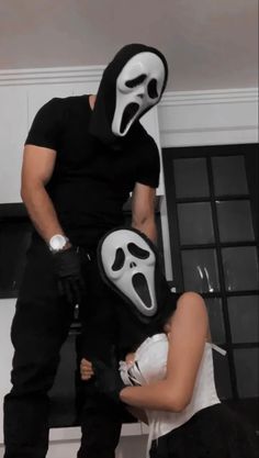 Ghostface Costume Guy, Ghostface Couple, Relationships Pics, Ghostface Photoshoot, Couple Face Mask, Halloween Profile Pics, Halloween Profile, Ghostface Costume, Ghost Couple