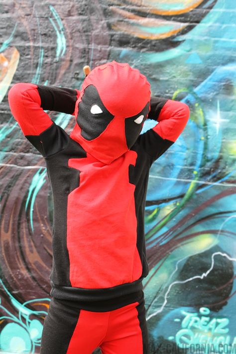 Deadpool Family Costume, Diy Deadpool Costume, Deadpool Halloween Costume, Kids Deadpool Costume, Deadpool Different Suits, Cute Halloween Costumes For Teens, Diy Costumes Kids Boys, Zombie Couple Costume, Diy Superhero Costume