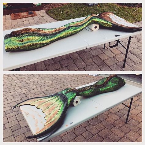 FlipTails by Mike Van Daal www.facebook.com/fliptails This tail changes color! It looks so beautiful! Green Mermaid Tail, Merman Tails, Realistic Mermaid Tails, Real Life Mermaids, Mermaid Board, Professional Mermaid, Realistic Mermaid, Art Vampire, Mermaid Stories