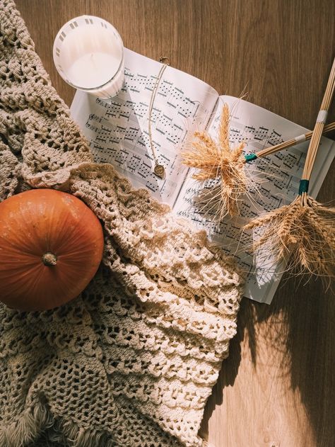 Indoor Fall Photoshoot, Wellness Vibes, Fall Wellness, Cozy Photos, Photography At Home, Autumn Photoshoot, Photography Ideas At Home, Creative Photoshoot, Creative Photoshoot Ideas