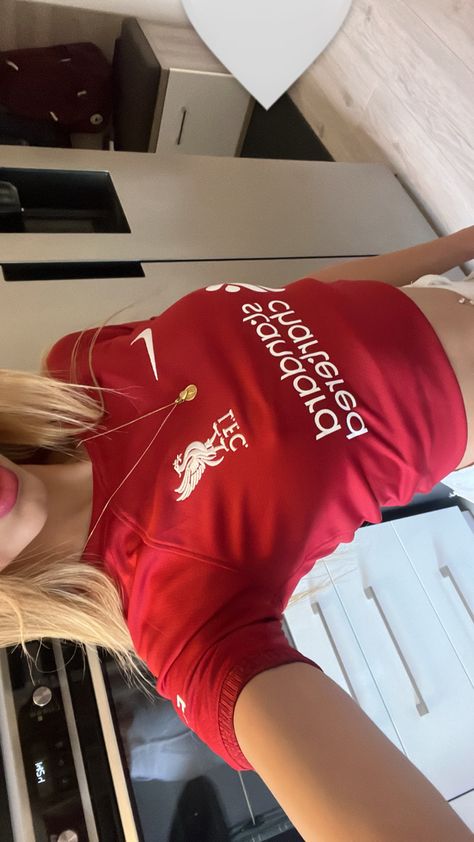 ig: @cleograce_ 🐆 Liverpool Jersey Outfit, Liverpool Fc Aesthetic, Liverpool Outfit, Liverpool Aesthetic, Liverpool Girl, Liverpool Girls, Liverpool Fc Team, Liverpool Jersey, Liverpool Kit