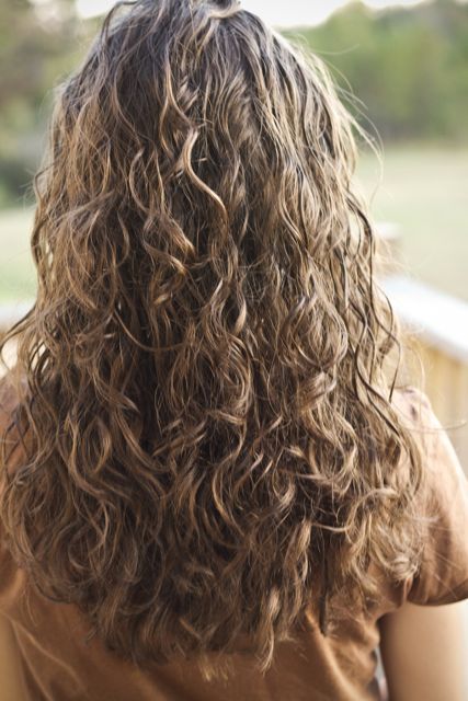 How To Scrunch Your Hair Straight Hair, Scrunching Hair Tips, Scrunch Hairstyles, Scrunched Hairstyles, Scrunching Hair, Scrunch Hair, Hair Plopping, Scrunched Hair, Thick Wavy Hair