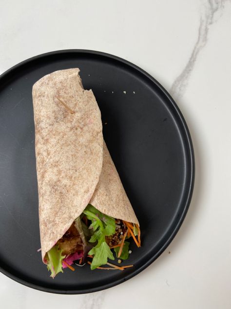 Healthy wrap Veggie Wrap Aesthetic, Salad Beetroot, Wrap Aesthetic, Healthy Wrap, Lunch Wraps, Healthy Wraps, Veggie Wraps, Chicken Wraps, Food Inspo