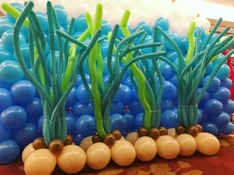 Nemo Balloon Decoration, Seaweed Balloon Decorations, Balloon Under The Sea, Ocean Balloon Decorations, Underwater Balloon Decor, Seaweed Balloons, Balloon Seaweed, Ocean Balloon Arch, Nemo Birthday Party Decorations