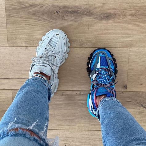 Stile Kylie Jenner, Jordan Shoes Girls, Pretty Shoes Sneakers, Balenciaga Track, Fresh Shoes, Cute Sneakers, Hype Shoes, Balenciaga Shoes, Girly Shoes