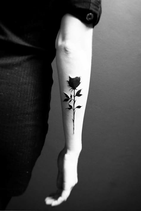 Black Flowers Tattoo, Black Rose Tattoo, Herren Hand Tattoos, Meaning Tattoos, Rose Tattoos For Men, Black Rose Tattoos, Inspiration Tattoos, Rose Tattoo Design, Hand Tattoos For Guys