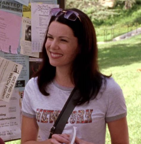 lauren on Twitter: "this lorelai gilmore look <3… " Babette Ate Oatmeal, Lorelei Gilmore, Gilmore Girls Outfits, Team Logan, Gilmore Girl, Lauren Graham, Lorelai Gilmore, I Love Cinema, Stars Hollow