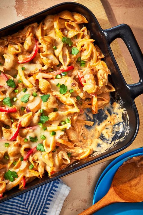 This Fajita-Inspired Pasta Bake Is the Mashup You’ve Been Waiting For Steak Fajita Pasta, Fajita Pasta Bake, Gluten Free Pasta Bake, Southwestern Dishes, Mexican Pasta Bake, Fajita Pasta, Chicken Fajita Pasta, Creamy Pasta Dishes, Recipes Mexican