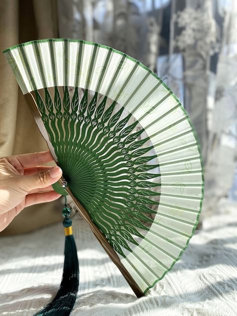 Hand Fan Design, Hand Fans Diy, Models Without Makeup, Antique Fans, Large Fan, Folding Hand Fan, Ceiling Fan Design, Japanese Fan, Vintage Fans