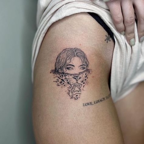 𝕮𝖍𝖊𝖑𝖘 𝖉𝖔𝖗𝖓 on Instagram: "A self portrait of hannah, the scary lil biatchhh @hannahyohansson 🖤 #finelinetattoo #cheetahtattoo #girl&cheetahtattoo #reflectiontattoo #watertattoo"